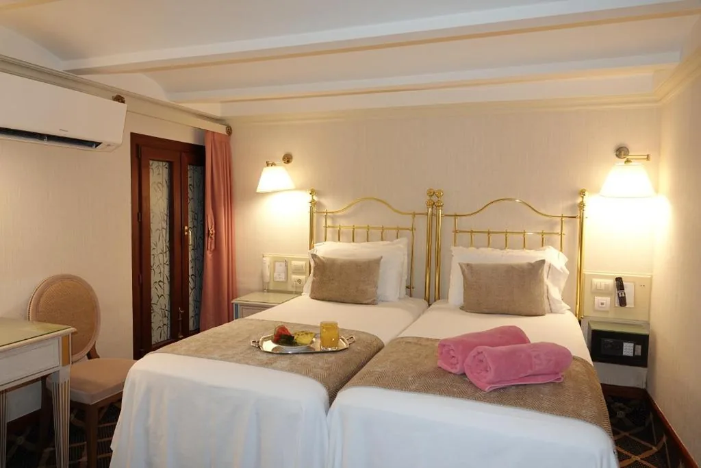 Camera doppia - 1 o 2 letti — Hotel Continental Palacete