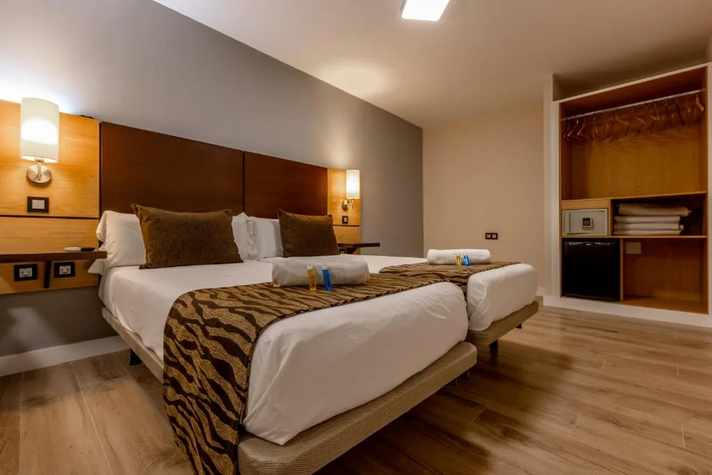 Doppelzimmer mit Terrasse – 2 Betten — Hotel Copacabana Tarifa Beach