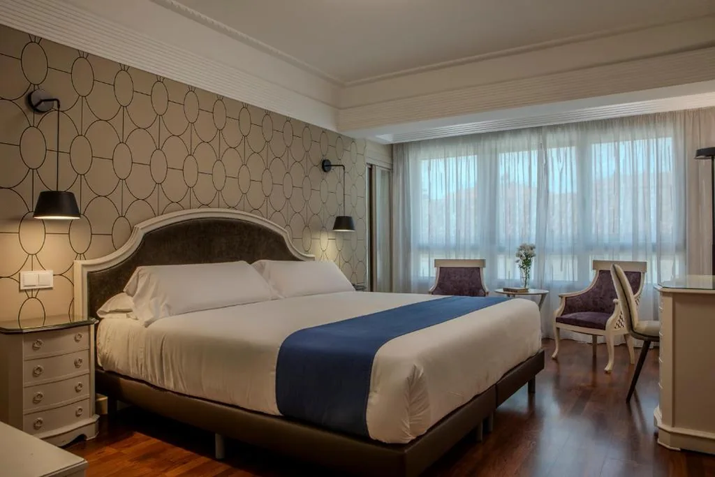 Camera doppia Premium esterna con letto extra large — Hotel Corona de Castilla Burgos