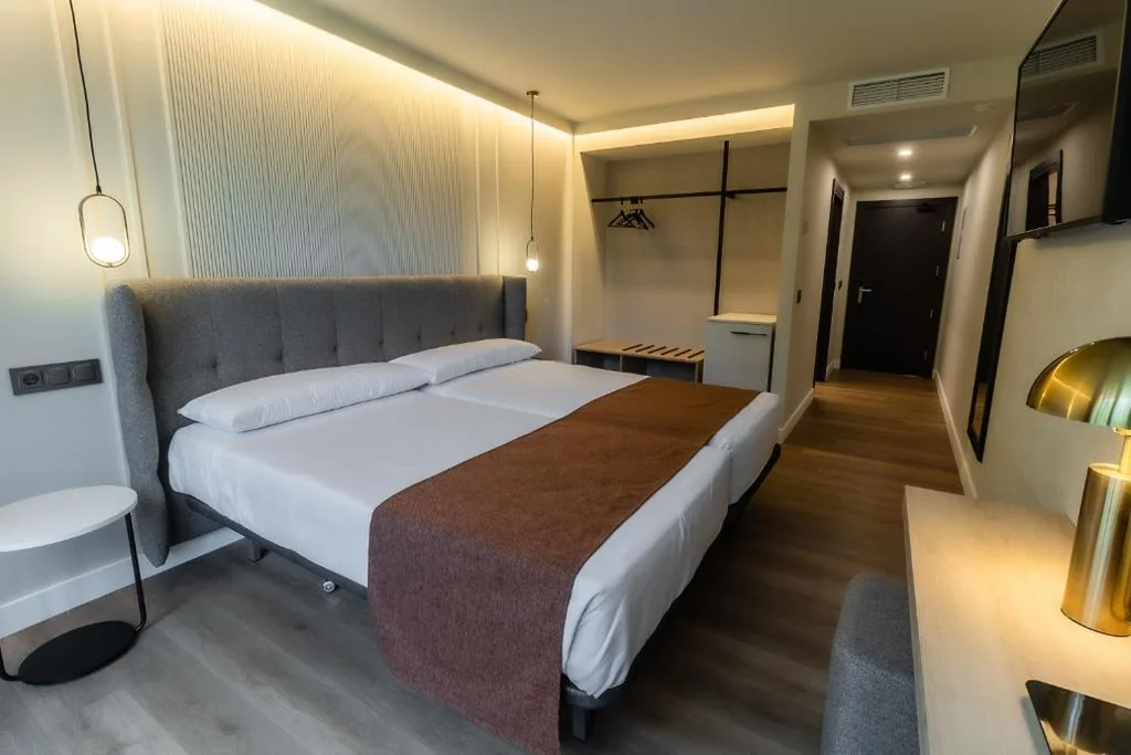 Camera doppia con letto aggiunto — HOTEL CORONA DE PADRÓN