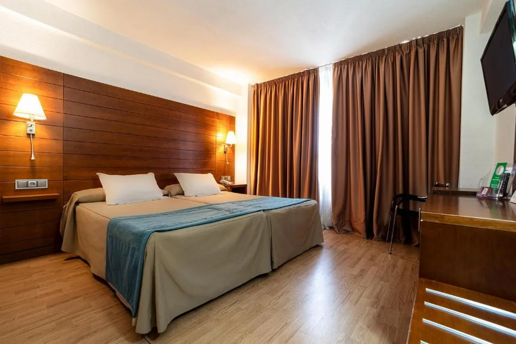 Chambre double avec vue sur la cour et 2 lits — Hotel Corregidor