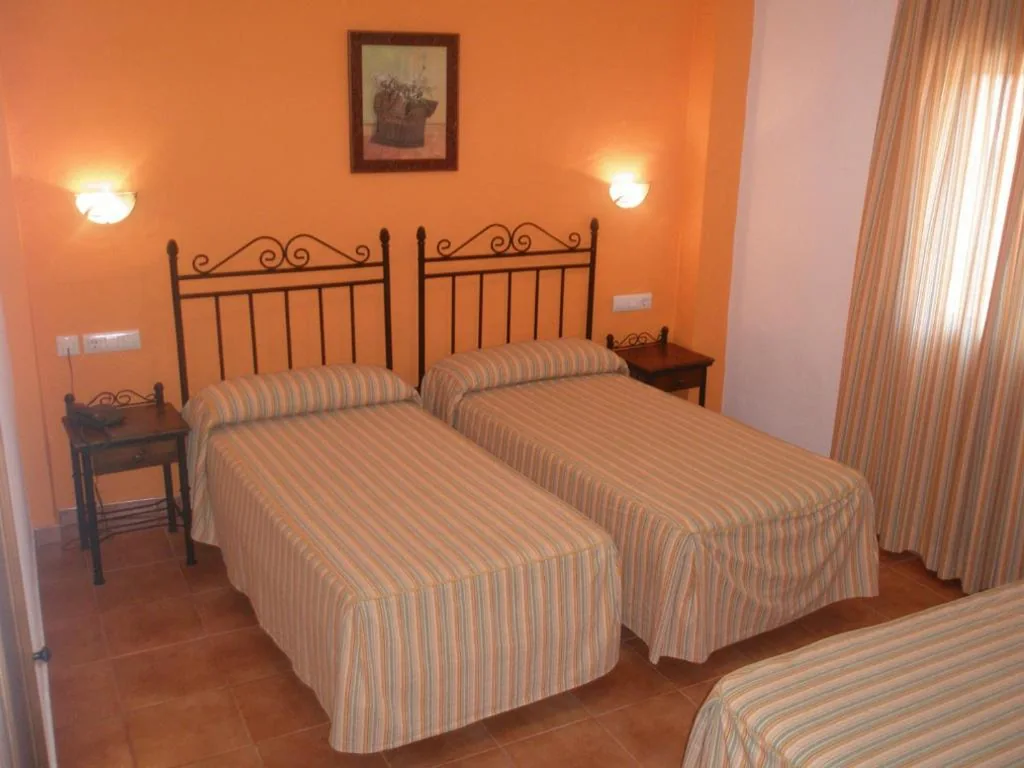 Habitación Triple — Hotel Cortijo Los Gallos