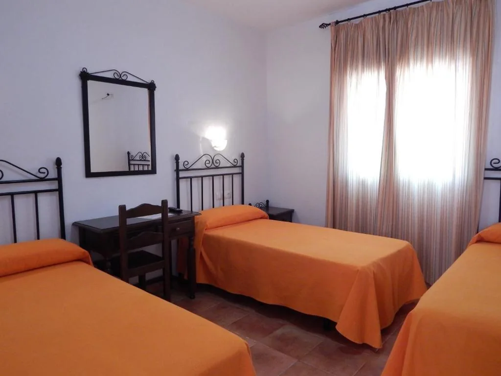 Habitación Triple — Hotel Cortijo Los Gallos
