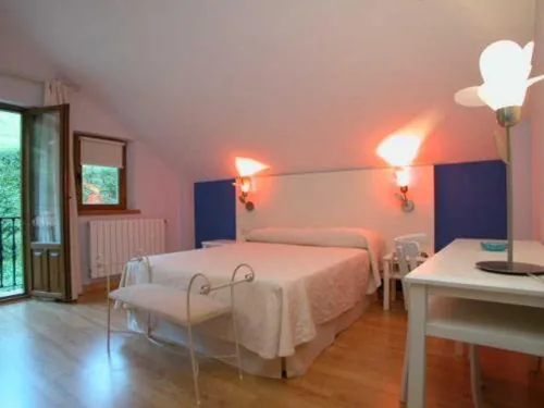 Zimmer mit Doppelbett und Whirlpool-Badewanne — Hotel Cosgaya