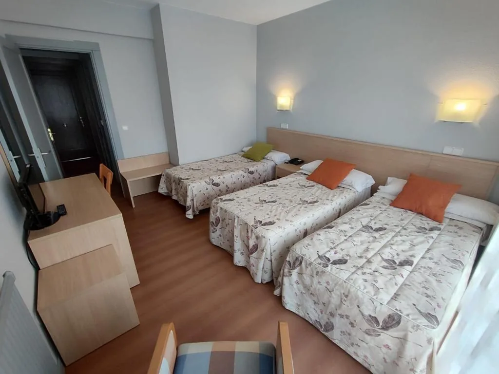 Habitación Triple Clásica — Hotel Cosmopol