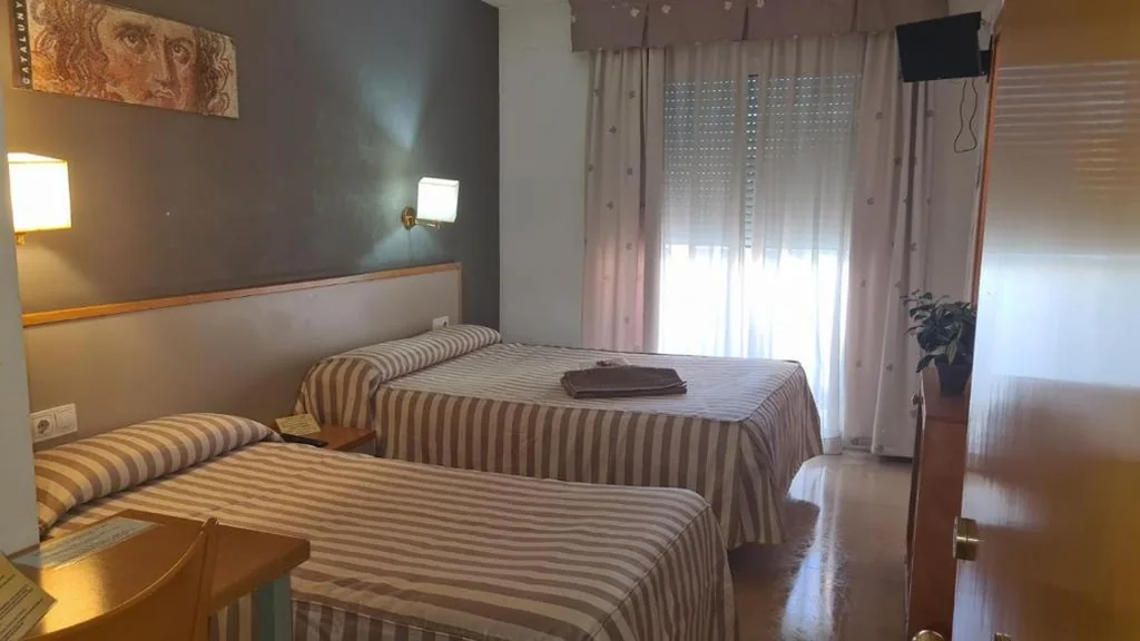 Camera tripla con balcone — Hotel Cosmos Tarragona