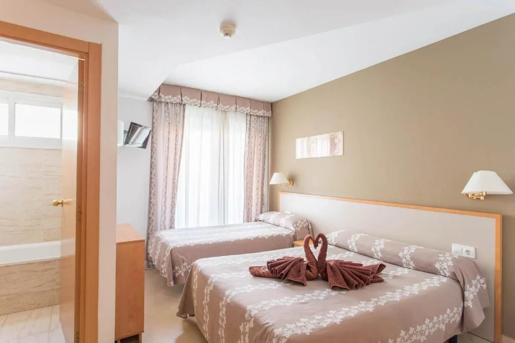 Camera tripla con balcone — Hotel Cosmos Tarragona