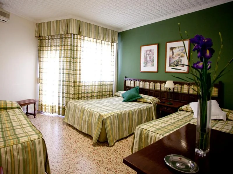 Familienzimmer (2 Erwachsene und 2 Kinder) — Hotel Costa