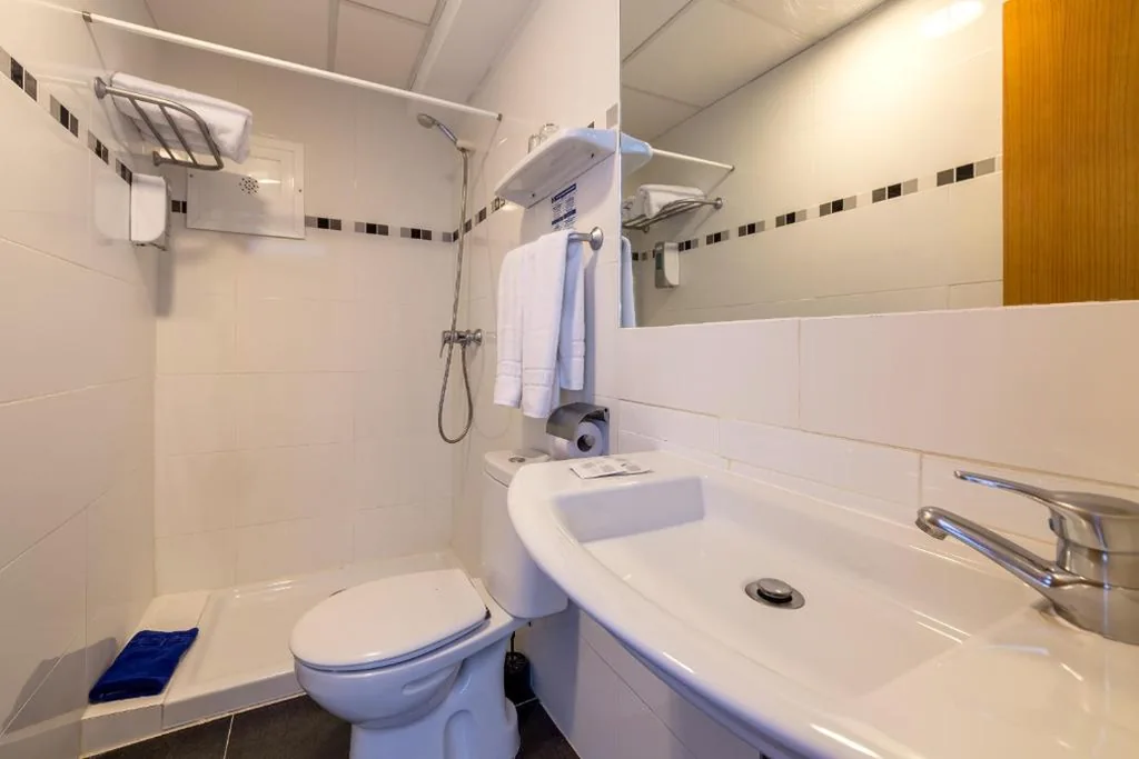 Quarto Triplo (2 adultos + 1 criança) — Hotel Costa Mediterráneo - Only Adults 16