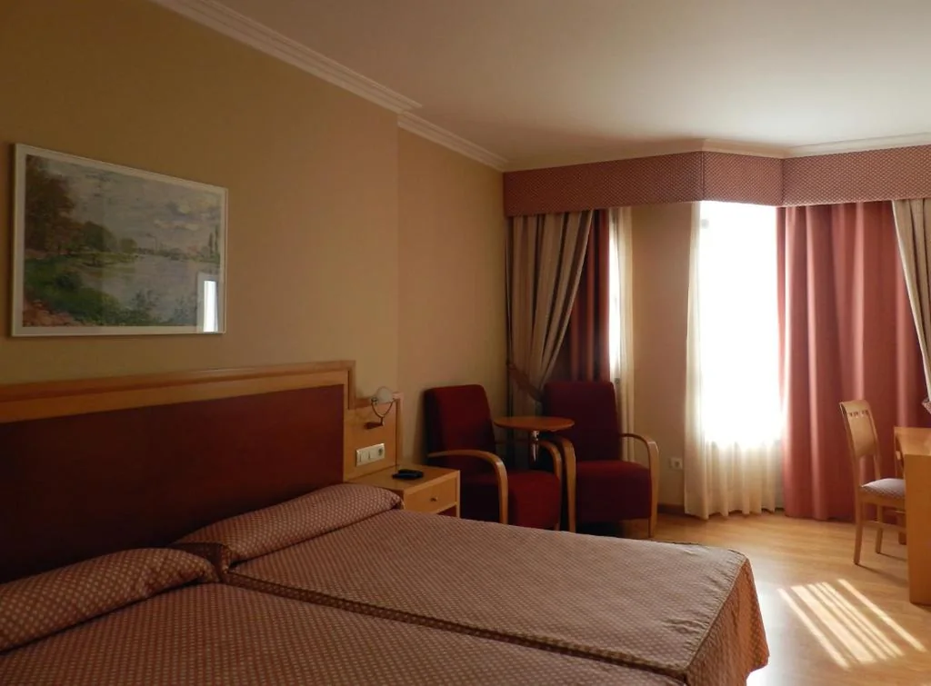 山の景色を望むダブルルーム・ツインベッド — Hotel Costa Verde