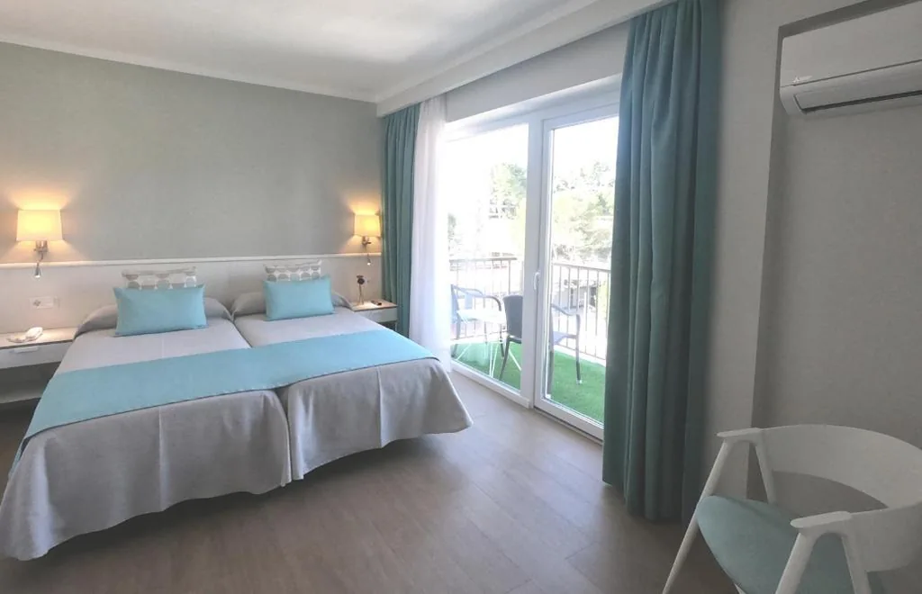 Camera Doppia Deluxe con vista laterale sul mare — Hotel Creta Paguera