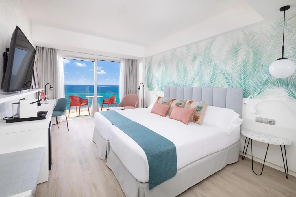 Habitación Deluxe con vistas a la playa (2 adultos) — Hotel Cristina by Tigotan Las Palmas - Adults Only