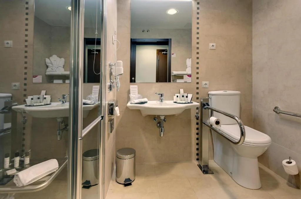 Quarto Standard com cama extragrande - Adaptado para pessoas com mobilidade reduzida — Hotel Crowne Plaza Madrid Airport