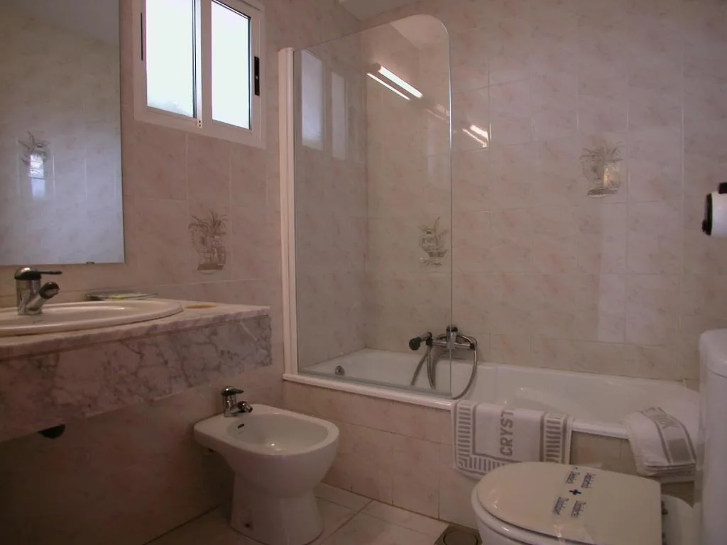 Zimmer mit 1 Doppelbett oder 2 Einzelbetten – obere Etagen — Hotel Crystal Park