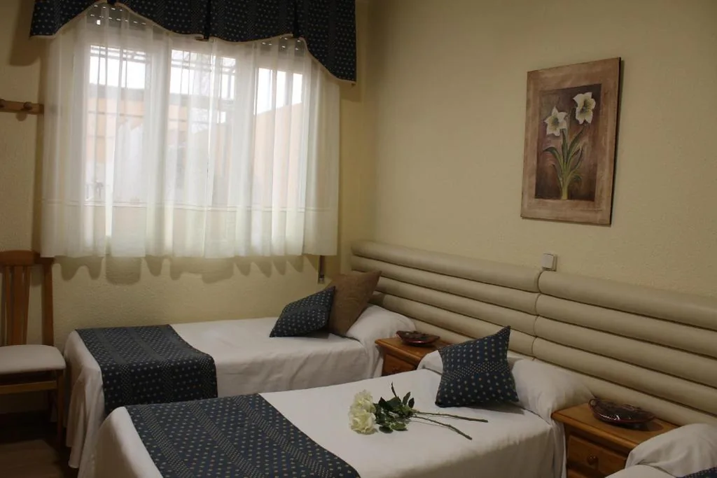 Doppelzimmer mit Zustellbett — Hotel Cuatro Caños