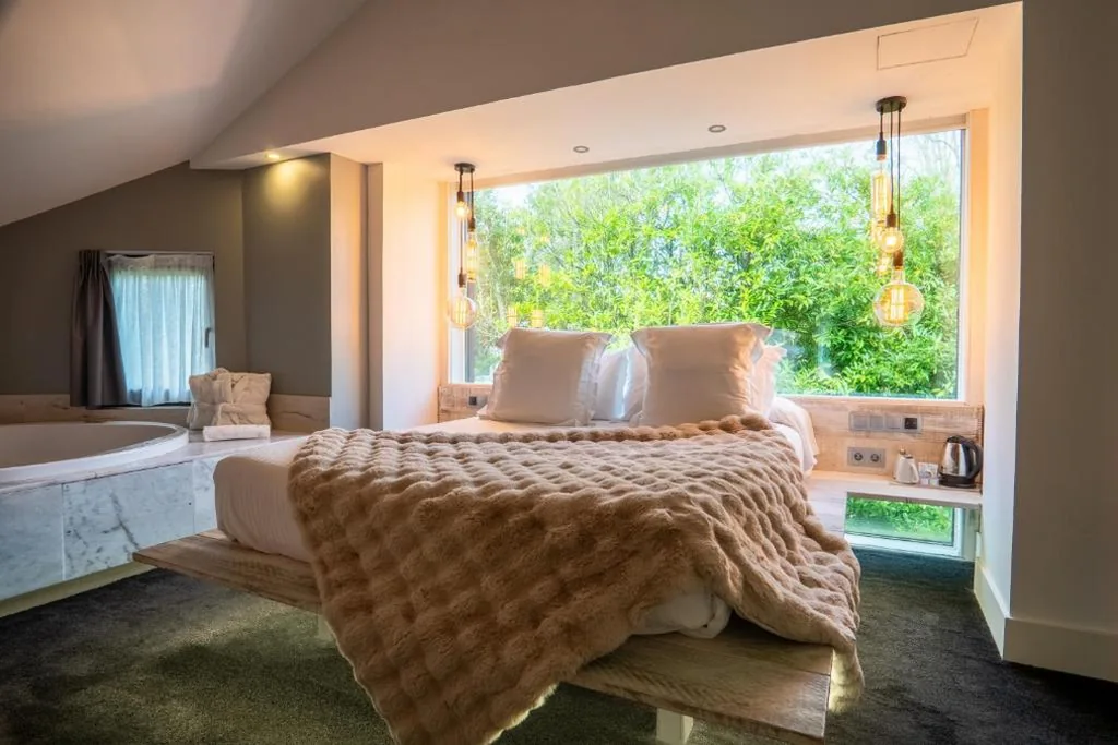 Camera Matrimoniale Romantica con vasca idromassaggio — Hotel Cuevas - Adults Only