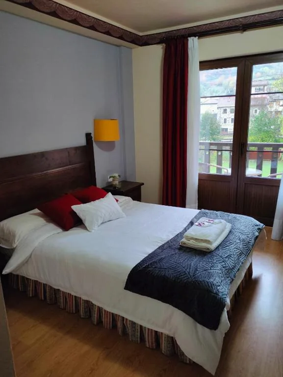 Habitación Doble Deluxe con balcón — Hotel Cumbres de Valdeón