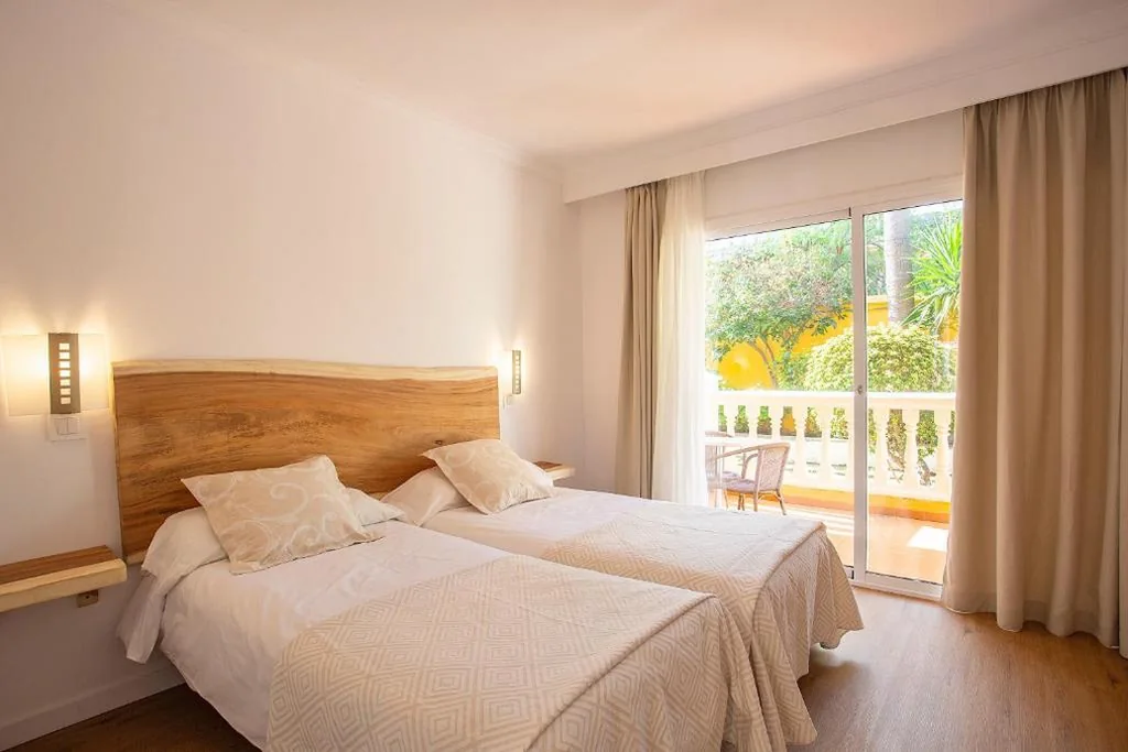 Habitación Doble con balcón - 2 camas — Hotel Cupidor