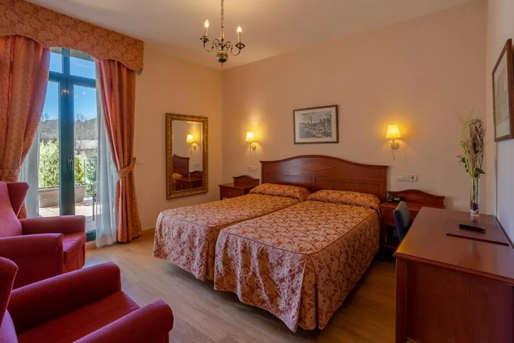 Superior-Doppelzimmer mit Terrasse — Hotel de Camprodón