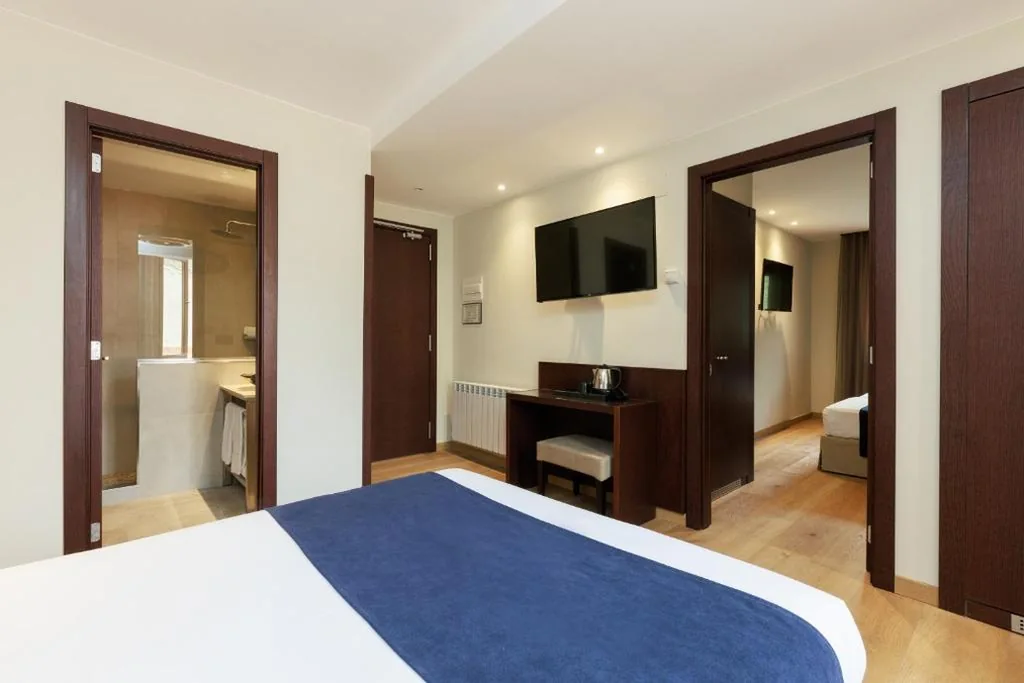 Habitación Familiar con vistas a la montaña — Hotel de La Trucha