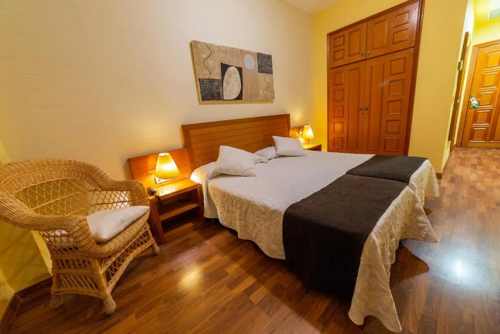 Standaard tweepersoonskamer met 2 bedden — Hotel de Montaña Rubielos