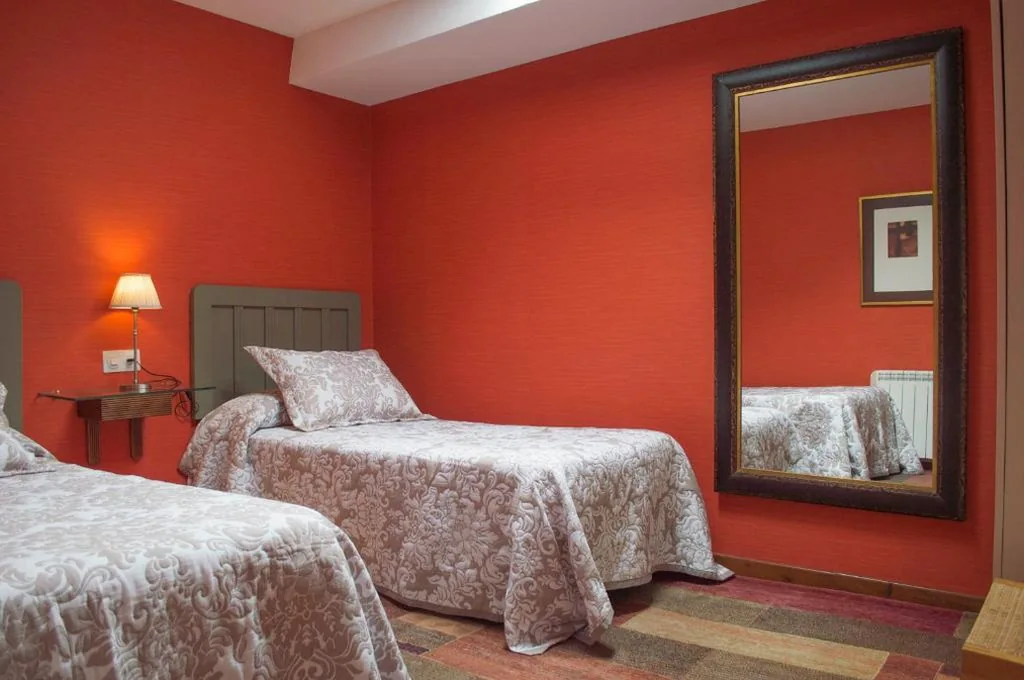 Camera doppia con bagno privato esterno - 2 letti — Hotel del Alto Sella