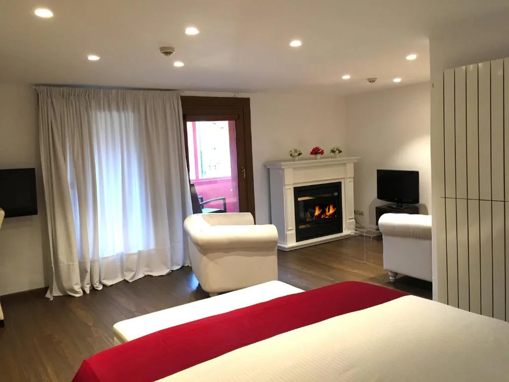 Suite Junior con chimenea y acceso al spa — Hotel Del Lago