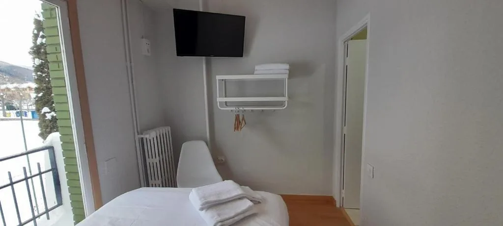 Habitación Individual con baño privado — Hotel del Trueno