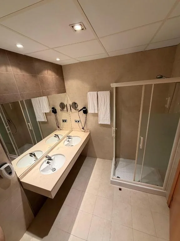 Camera doppia con 2 letti — Hotel del Vino