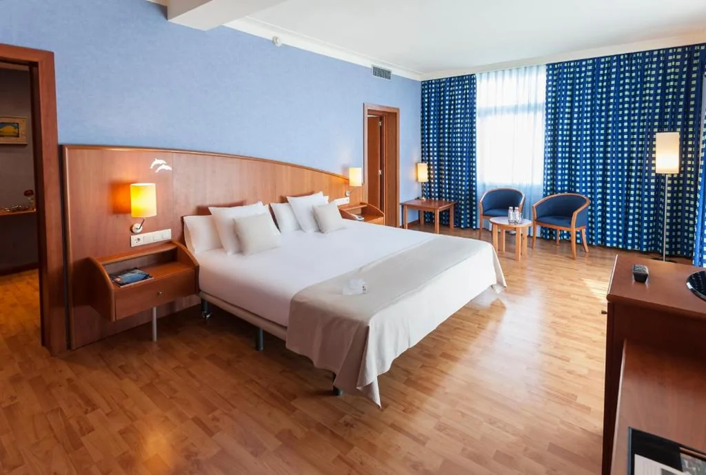 Suite mit 2 Schlafzimmern und Schlafsofa — Hotel Delfín 4 Sup