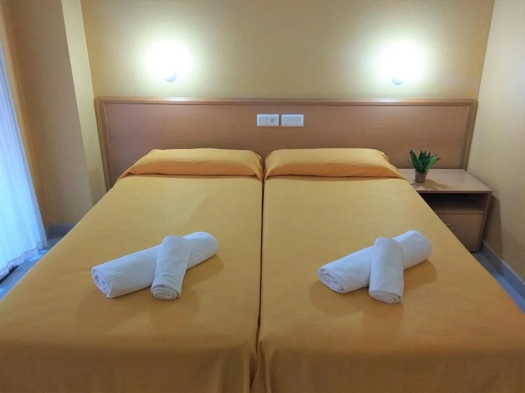 Tweepersoonskamer met 2 bedden — Hotel Delicias