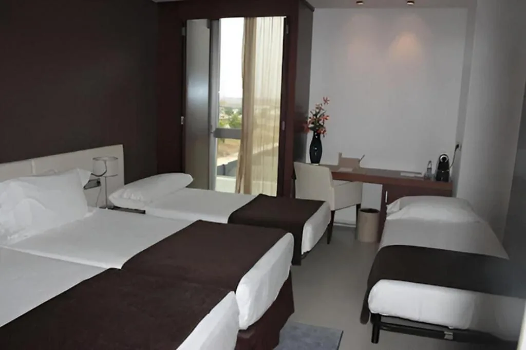 Habitación Cuádruple (2 adultos + 2 niños) — Hotel Diagonal Plaza