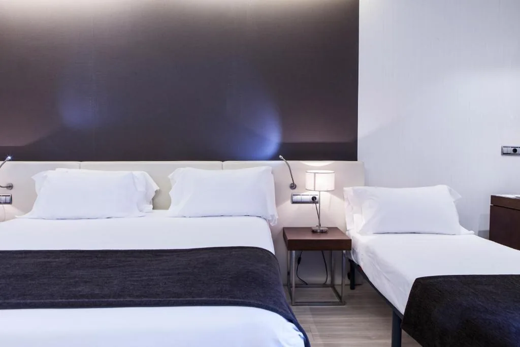 Habitación Triple (2 adultos + 1 niño) — Hotel Diagonal Plaza
