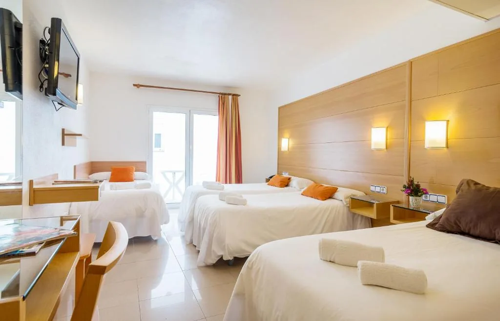 Habitación cuádruple — Hotel & Diving Les Illes