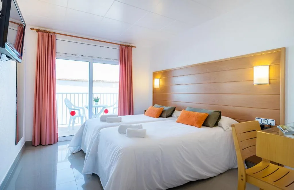 Habitación Doble con balcón - 1 o 2 camas — Hotel & Diving Les Illes