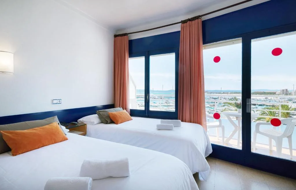 Habitación Triple — Hotel & Diving Les Illes