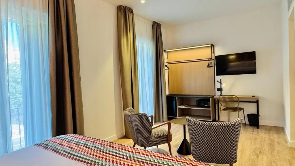 Suite Junior con vistas a la avenida Alameda — Hotel Doho
