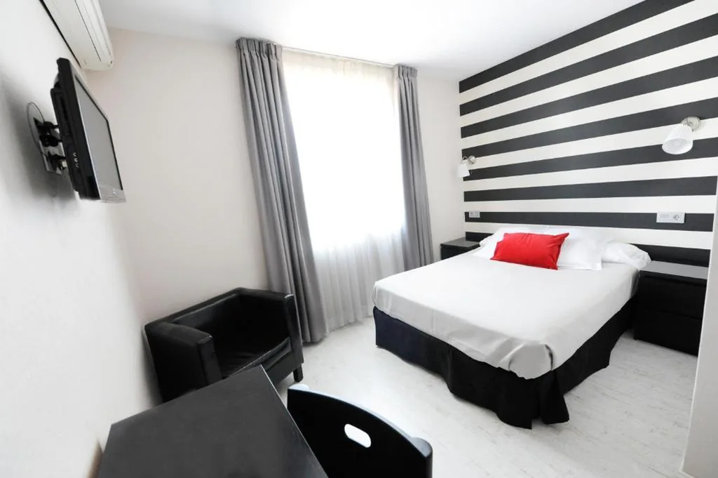 Familienzimmer (2 Erwachsene und 2 Kinder) — Hotel Domus