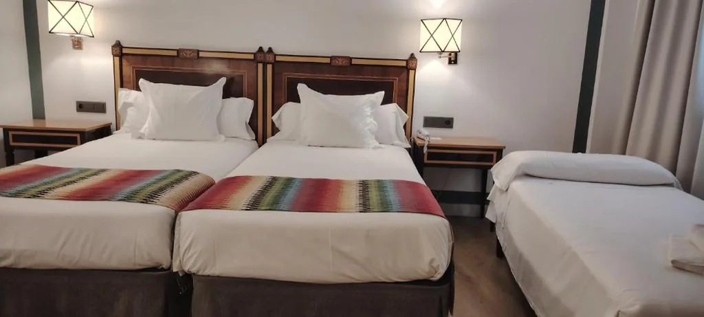 三人间 — Hotel Don Curro