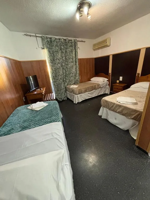 Habitación Triple con baño privado — Hotel Don Jose