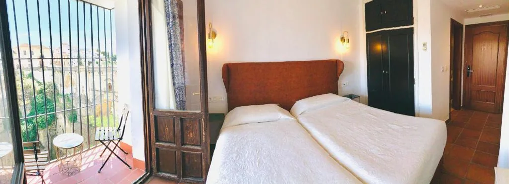 Doppelzimmer mit Balkon und Blick auf die Puente Nuevo – 1 oder 2 Betten — Hotel Don Miguel