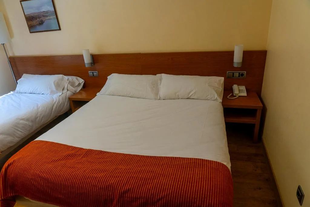 Habitación Triple Económica — Hotel Don Pepe Lago de Sanabria