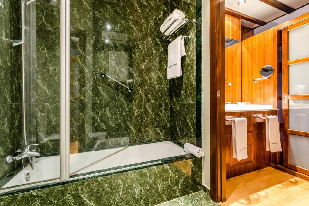Deluxe Room (2 adults + 1 child) — Hotel Doña Brígida – Salamanca Forum
