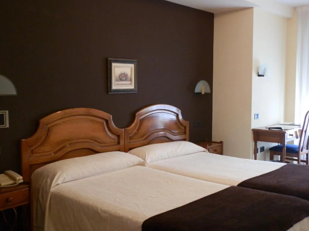 Habitación Doble con cama supletoria — Hotel Doña Nieves