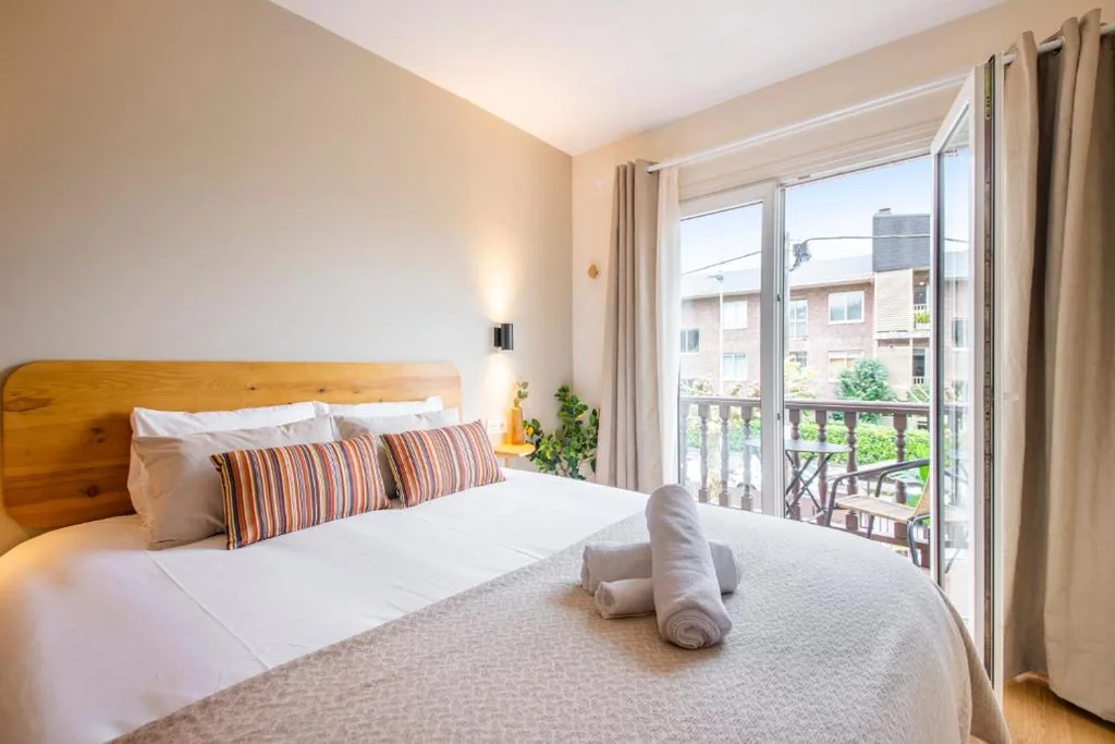Zimmer mit großem Doppelbett und Balkon — Hotel Donosti