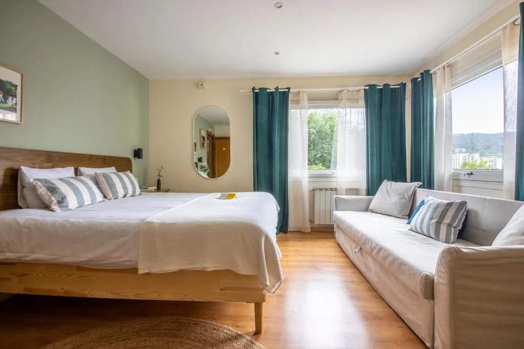 Vierbettzimmer mit eigenem Bad — Hotel Donosti