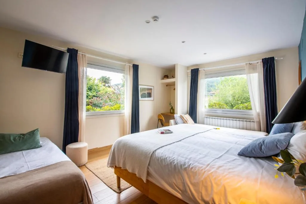 Superior-Vierbettzimmer mit eigenem Bad — Hotel Donosti