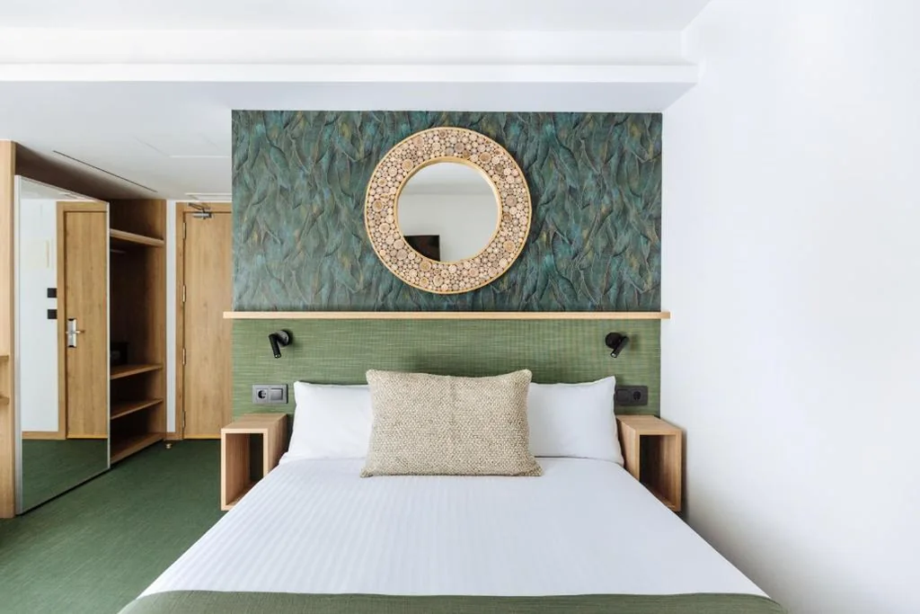 Camera con letto matrimoniale grande — Hotel Ecos del Sella