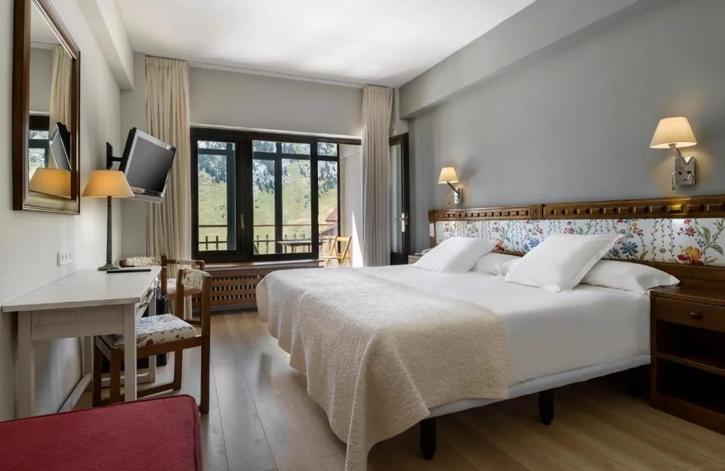 Superior-Doppelzimmer mit Bergblick — Hotel Edelweiss Candanchú