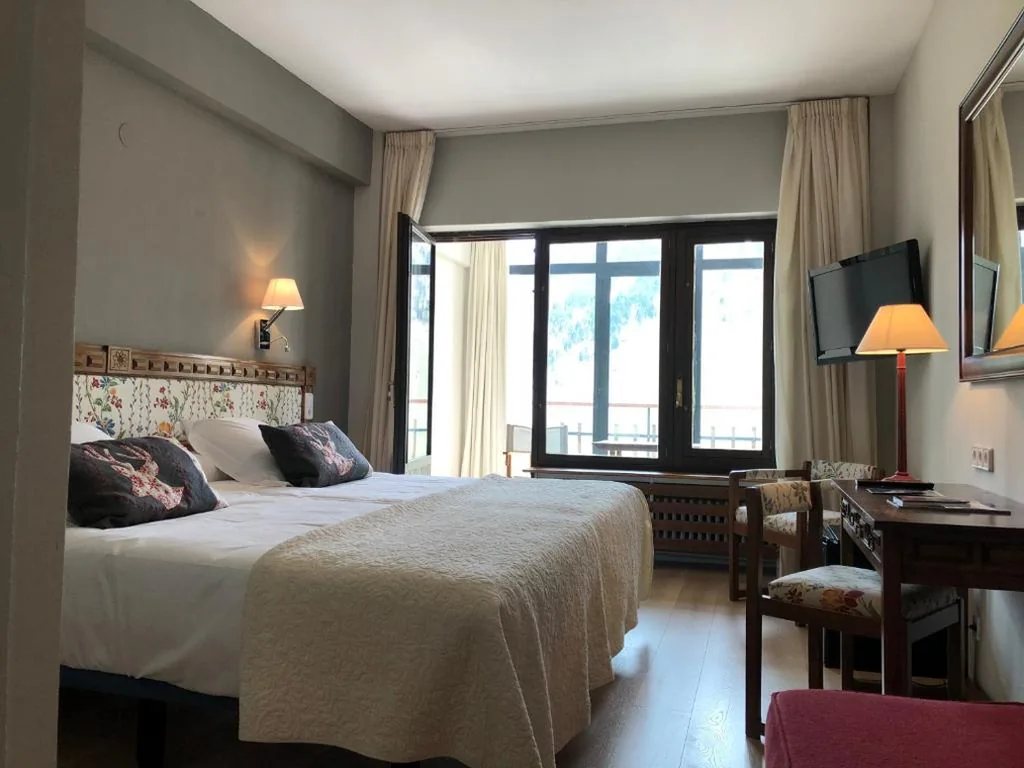 Dreibettzimmer mit Bergblick — Hotel Edelweiss Candanchú